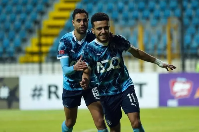 بيراميدز يهز شباك فاركو بطريقة غريبة (فيديو)