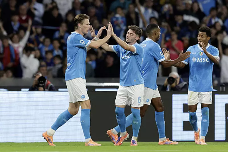 صدارة مؤقتة.. نابولي يهزم ليتشي في الدوري الإيطالي